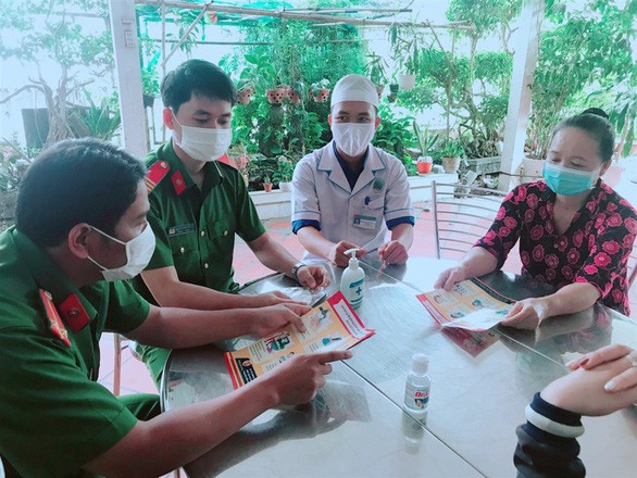 canh sat da nang di tung ngo, go tung nha ngan dich covid-19 hinh 1