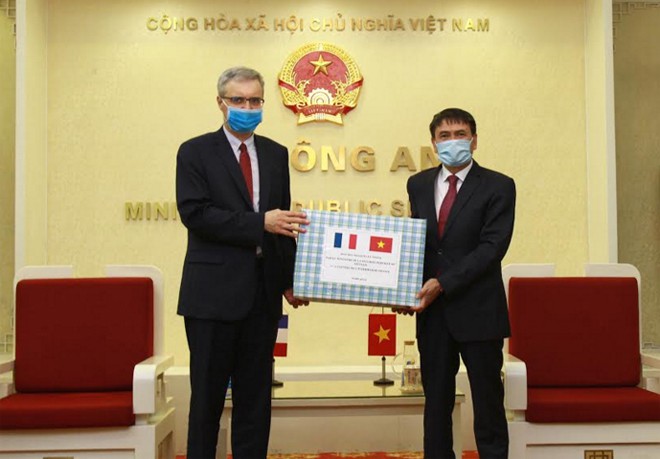 bo cong an trao tang 10.000 khau trang cho bo noi vu phap hinh 1