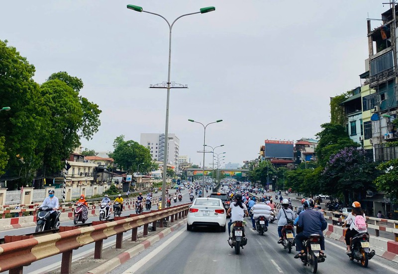hau covid-19: pho xa tap nap nguoi, tttm un un khach mua sam hinh 1