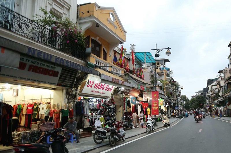 hau covid-19: pho xa tap nap nguoi, tttm un un khach mua sam hinh 2