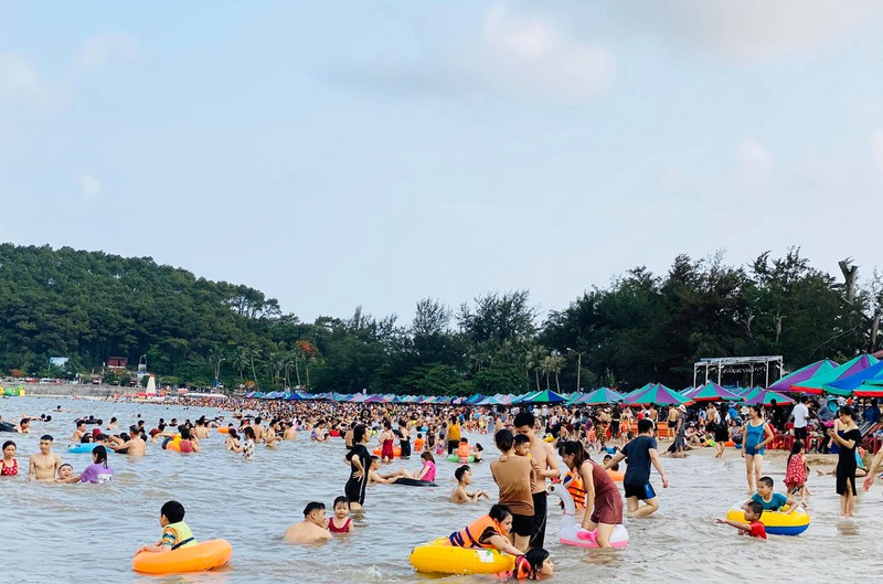 hau covid-19: pho xa tap nap nguoi, tttm un un khach mua sam hinh 3