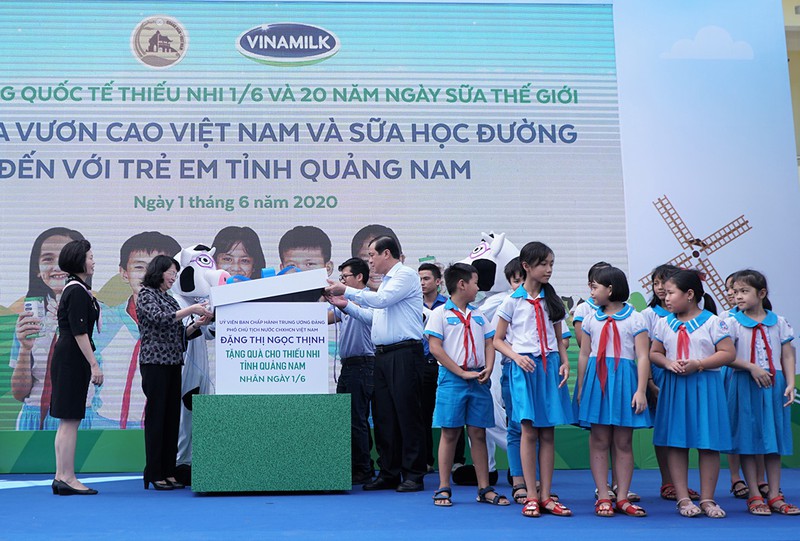 34.000 tre em quang nam don nhan niem vui uong sua tu vinamilk trong ngay 1/6 hinh 1