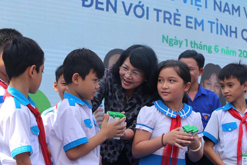 34.000 tre em quang nam don nhan niem vui uong sua tu vinamilk trong ngay 1/6 hinh 2