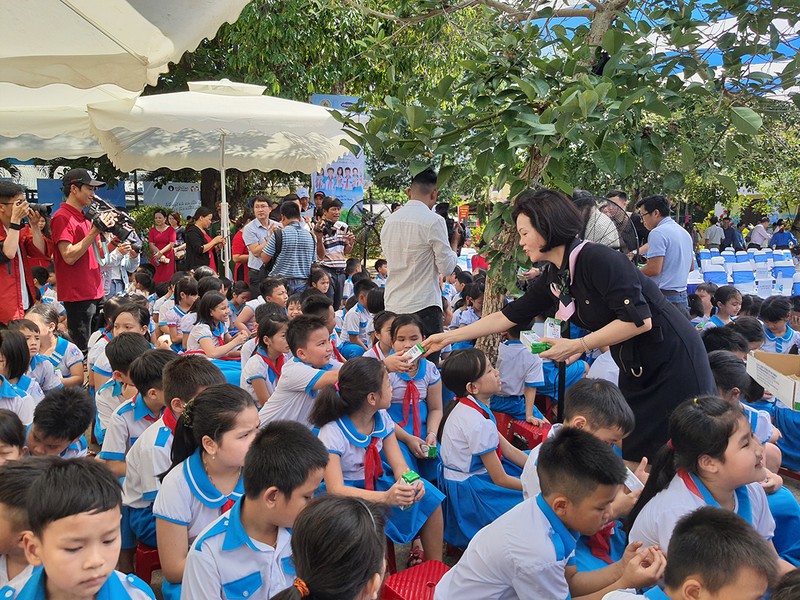 34.000 tre em quang nam don nhan niem vui uong sua tu vinamilk trong ngay 1/6 hinh 6
