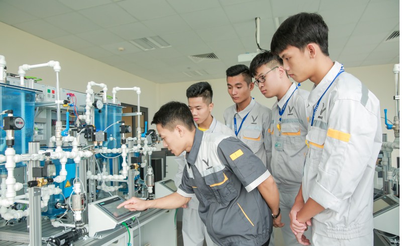 lan dau tien nguoi tre viet co co hoi hoc nghe theo "chuan" the gioi hinh 1