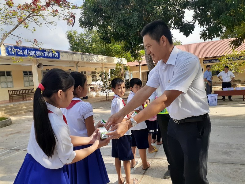 sua hoc duong tiep tuc den voi 55.000 tre em tinh tra vinh hinh 1