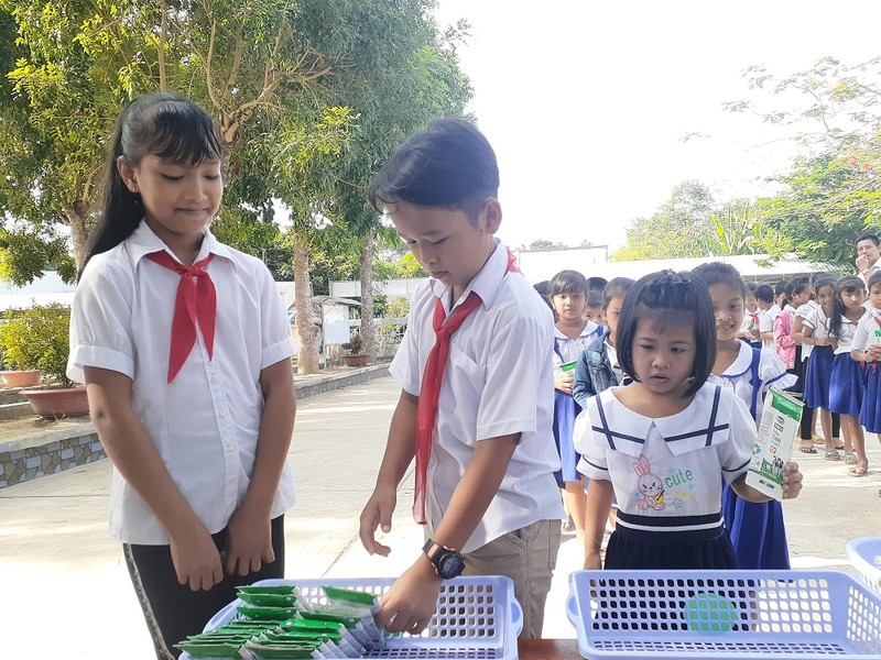 sua hoc duong tiep tuc den voi 55.000 tre em tinh tra vinh hinh 3