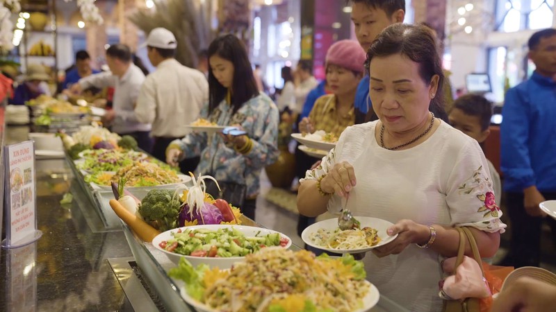 thuong thuc buffet tay bac mien phi khi mua ve cap treo len fansipan hinh 2