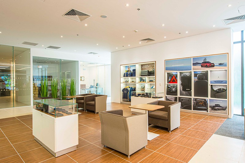 jaguar land rover co showroom dau tien tai ha noi hinh 2