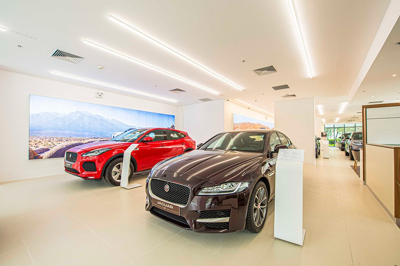 jaguar land rover co showroom dau tien tai ha noi hinh 4