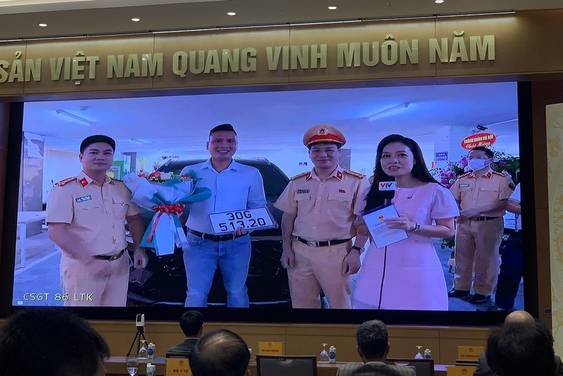 nhung nguoi dau tien nhan bien so ngay khi dang ky xe qua mang hinh 2