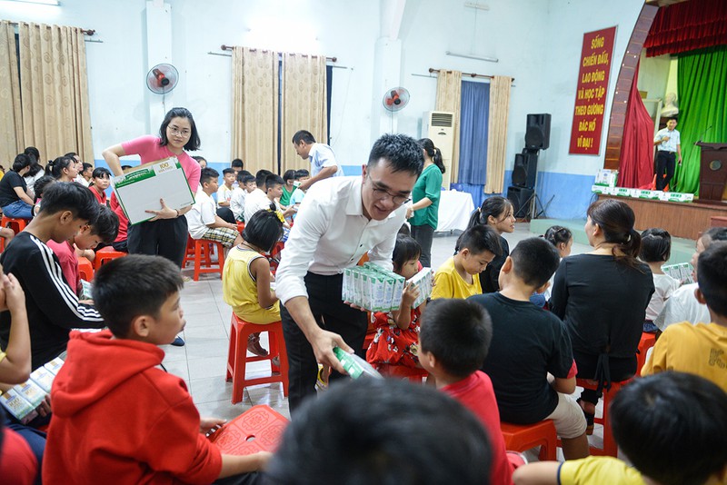 hanh trinh ben bi de dem sua den cho tre em kho khan trong mua dich hinh 17