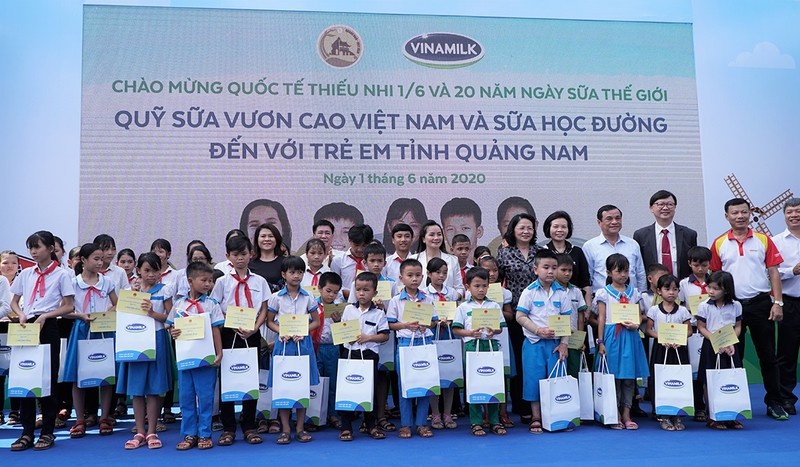 hanh trinh ben bi de dem sua den cho tre em kho khan trong mua dich hinh 3