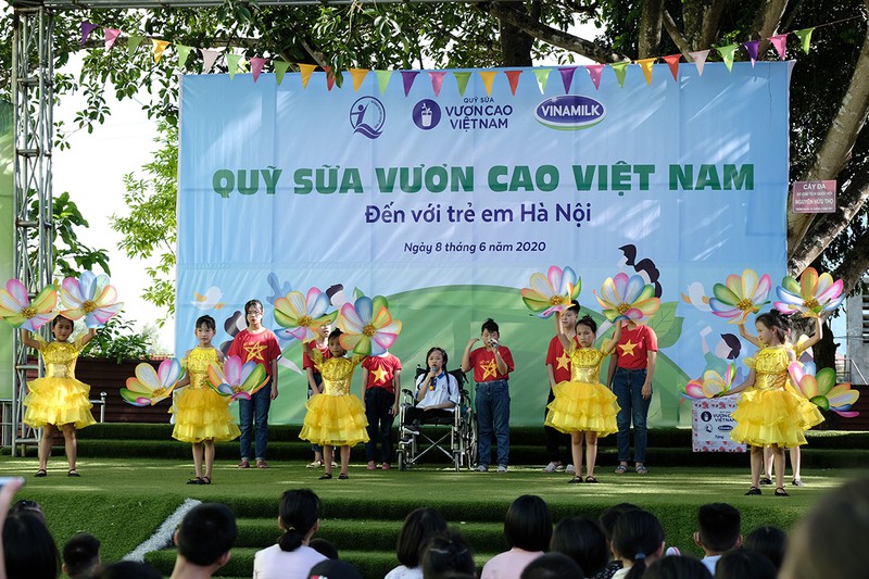 hanh trinh ben bi de dem sua den cho tre em kho khan trong mua dich hinh 6