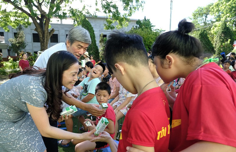 hanh trinh ben bi de dem sua den cho tre em kho khan trong mua dich hinh 7