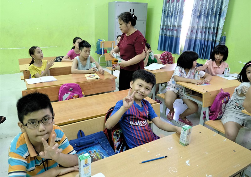 hanh trinh ben bi de dem sua den cho tre em kho khan trong mua dich hinh 8
