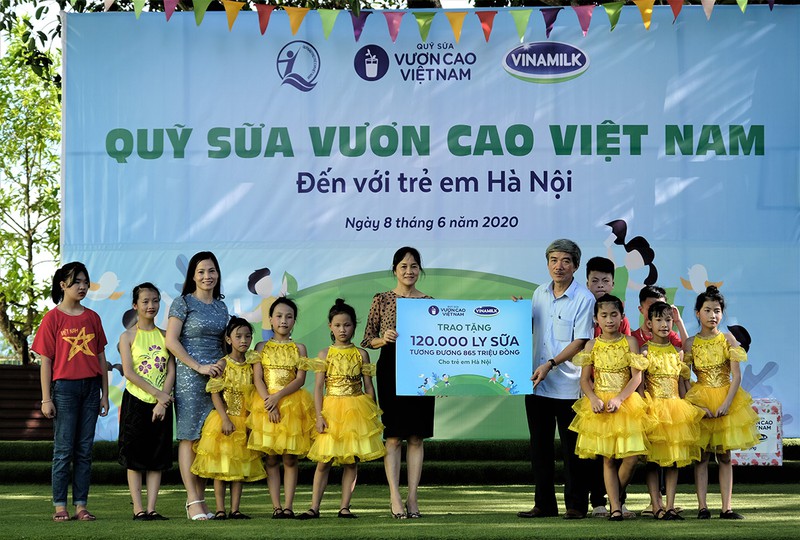 hanh trinh ben bi de dem sua den cho tre em kho khan trong mua dich hinh 10