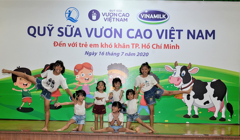 hanh trinh ben bi de dem sua den cho tre em kho khan trong mua dich hinh 14