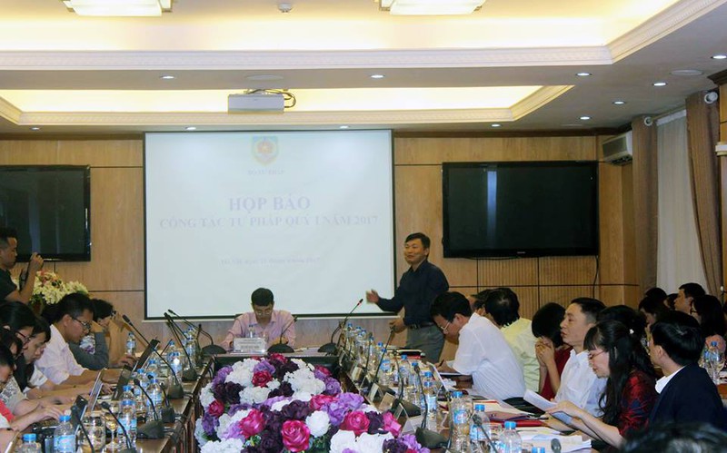 bo tu phap len tieng ve viec cam nguoi dan nguy trang ghi am ghi hinh hinh 1