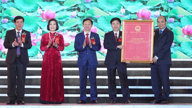 thu tuong trao quyet dinh thanh lap thi xa duy tien hinh 1