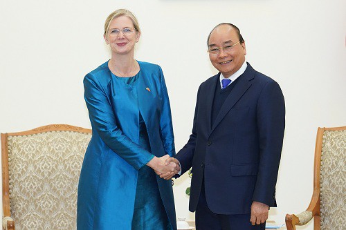 thu tuong nguyen xuan phuc tiep dai su thuy dien va dai su phap hinh 1