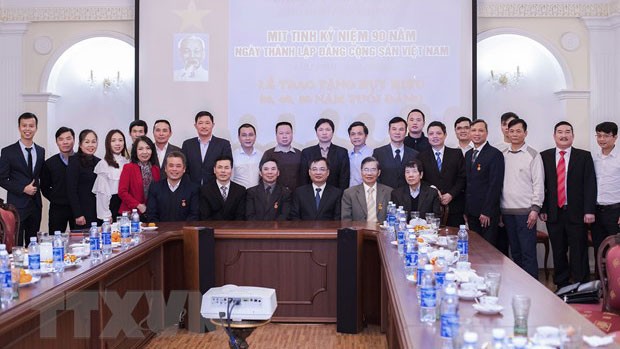 mit tinh ky niem va trao tang huy hieu dang tai dang bo kharkiv hinh 1