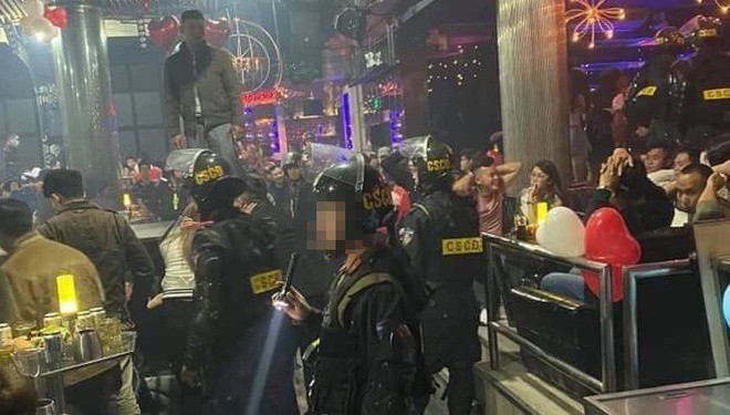 anh: gan 100 thanh nien phe ma tuy trong quan bar hang sang hinh 1