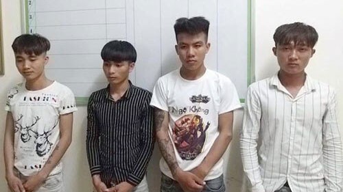 nhom thanh nien dung riu truy sat linh an hinh 1