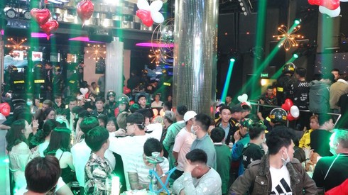 anh: gan 100 thanh nien phe ma tuy trong quan bar hang sang hinh 3