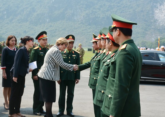 be mac khoa tap huan, trao doi ky nang ban sung quan dung viet nam-australia hinh 1