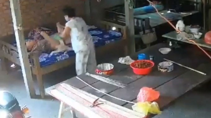 vo chong con trai danh dap me gia gan 90 tuoi: can xu ly nghiem hinh 1