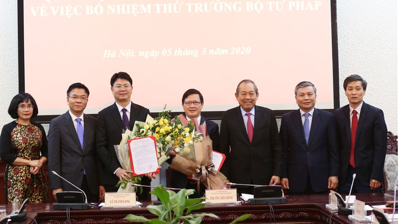 trao quyet dinh bo nhiem hai thu truong bo tu phap hinh 1