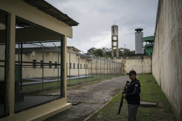 brazil bat lai 600 tu nhan bo tron do lo ngai covid-19 hinh 1