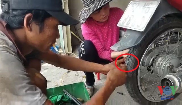 hinh anh: dinh tac long hanh, bay nguoi di duong ngay gan tru so cong an  hinh 5