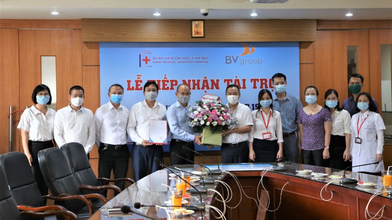 benh vien dai hoc y ha noi nhan ho tro thiet bi y te chong dich covid-19 hinh 1