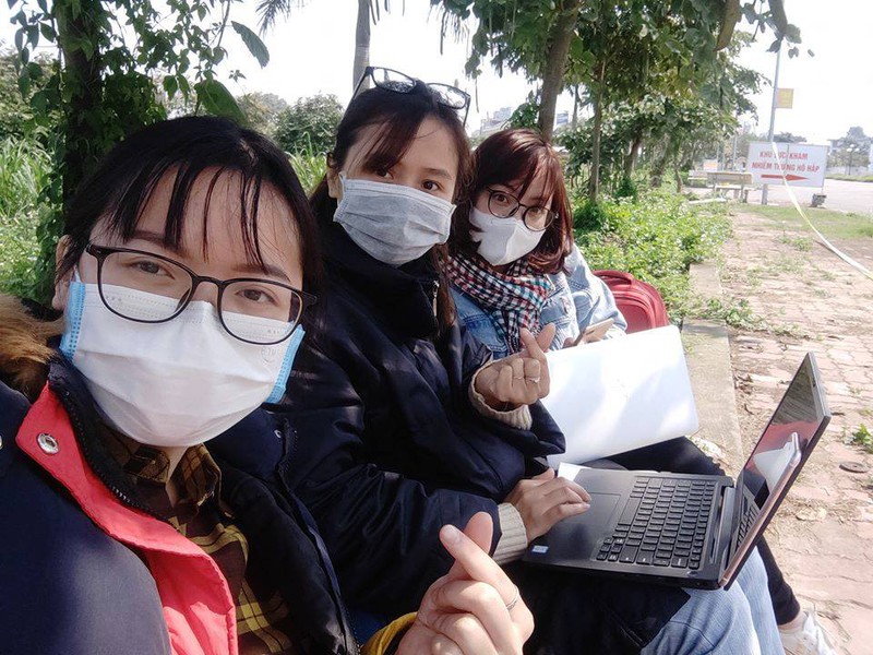 phong vien mac covid-19: can trong de an toan khi tac nghiep hinh 1