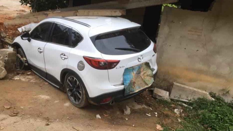 tranh xe may, tai xe o to dap nham chan ga, dam do tuong nha dan hinh 1