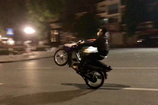 nong 24h: doi tuong dua xe tong gay chan canh sat co dong hinh 1