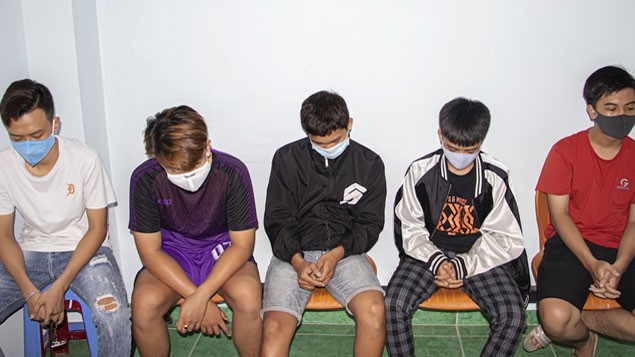 thieu nu bi nhom hoc sinh chan duong chem trong thuong hinh 1