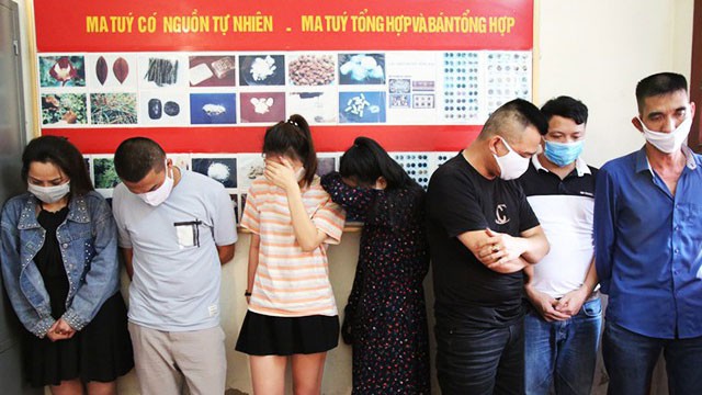 7 nam nu mo "tiec ma tuy" trong khach san hinh 1