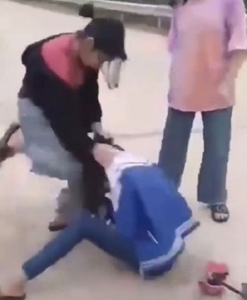 trieu tap nhom danh hoi dong nu sinh lop 8 roi quay clip len mang hinh 1