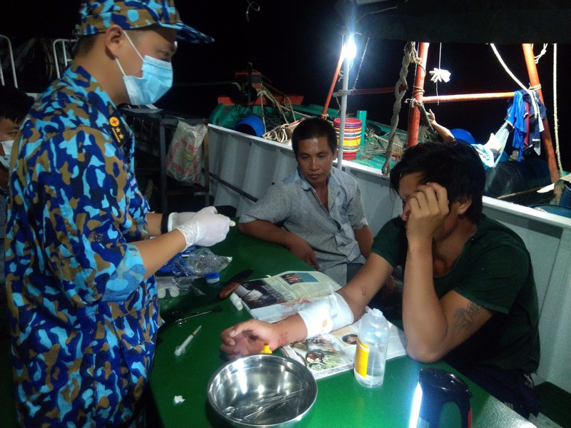 tau 212, vung 2 hai quan cap cuu ngu dan tau ca ben tre gap nan hinh 1