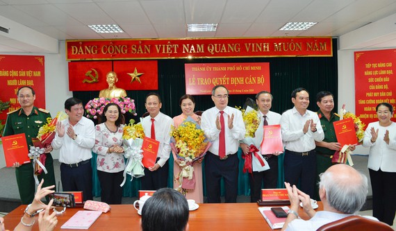 thanh uy tphcm cong bo cac quyet dinh cua ban bi thu ve cong tac can bo hinh 2