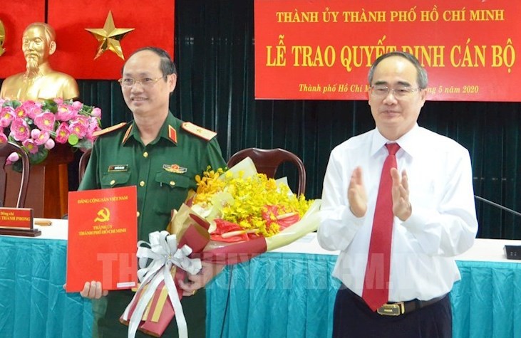 thanh uy tphcm cong bo cac quyet dinh cua ban bi thu ve cong tac can bo hinh 1