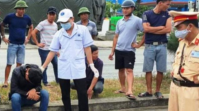 duoc dua di cap cuu, thanh nien phe ma tuy con doa danh nhan vien y te hinh 1