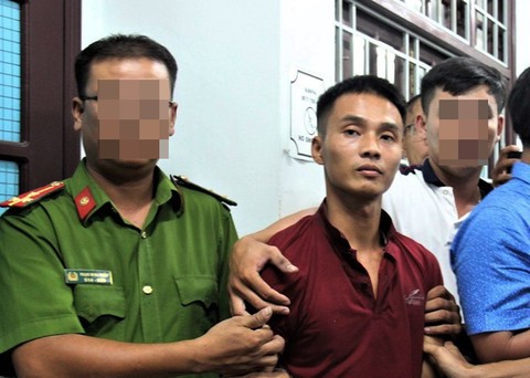 trieu quan su ngu tren noc nha, chay doc duong bien de tron cong an hinh 5