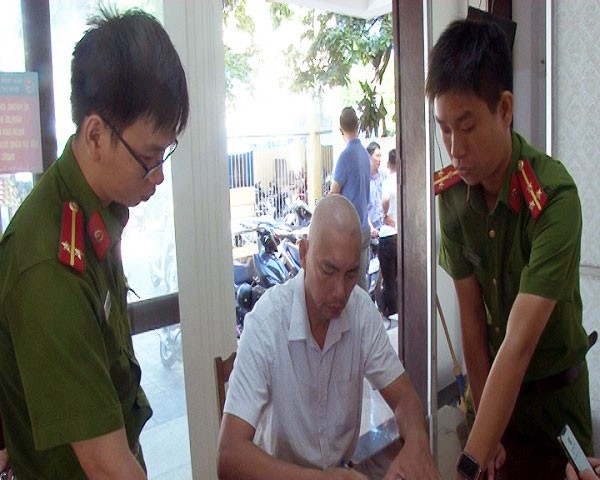 chu quan ca phe bo gia hanh hung nhan vien cay xanh hinh 1