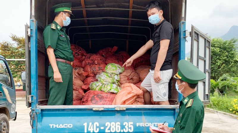 bat giu vu van chuyen 1,5 tan chan ga trai phep qua bien gioi hinh 1