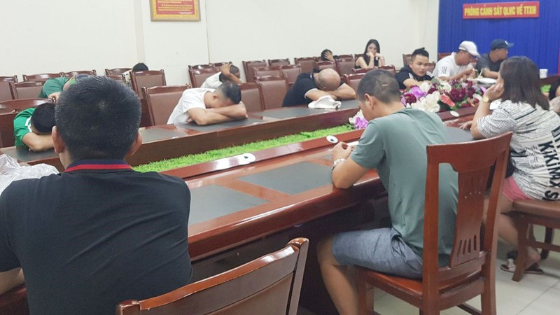 gan 30 thanh nien "phe" ma tuy trong phong hat karaoke hinh 1