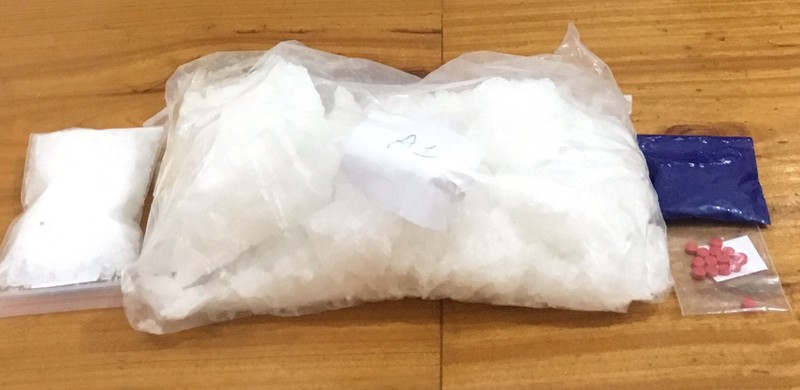 doi nam nu bi bat qua tang cung 1kg "hang trang" hinh 2
